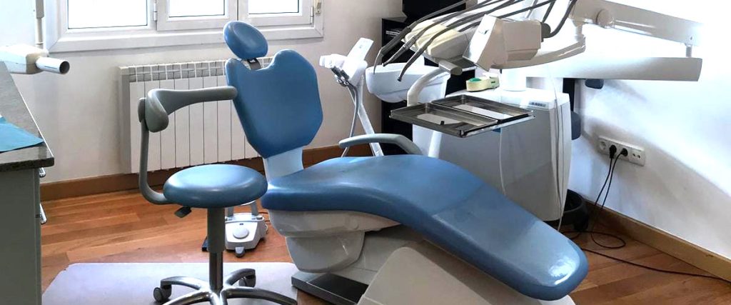 Salle de soins avec fauteuil bleu au cabinet France Michaud à Irún