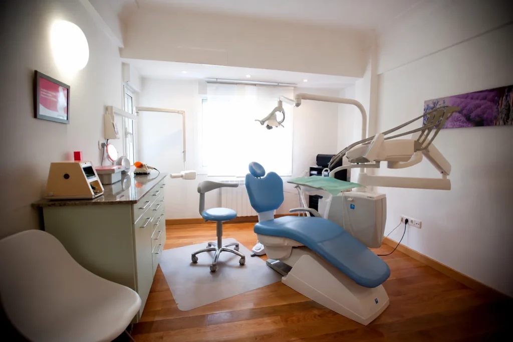Salle de soins au fauteuil bleu de la clinique France Michaud