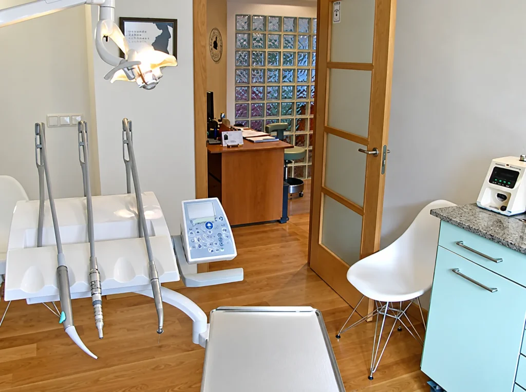 Vue de la salle de soins vers l’accueil du cabinet