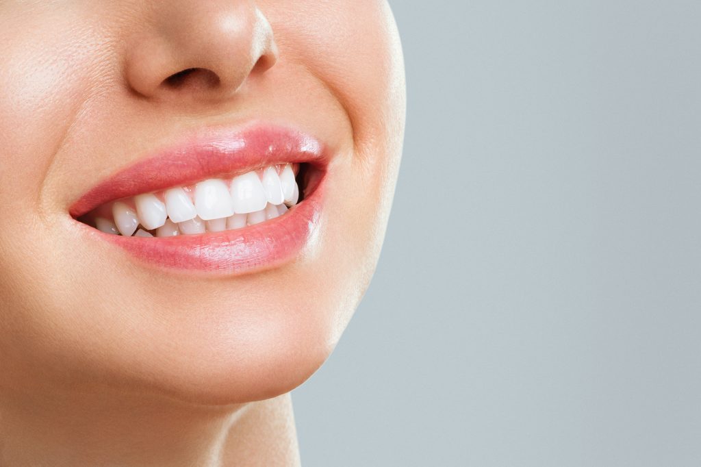 Primer plano de una sonrisa con dientes blancos