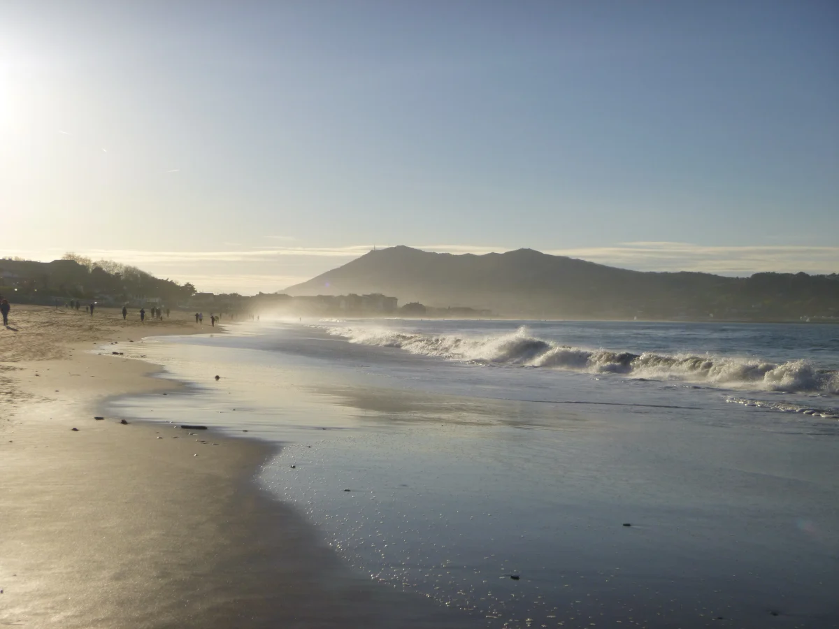 Playa de Hendaya, olas y silueta del Jaizkibel a última hora de la tarde