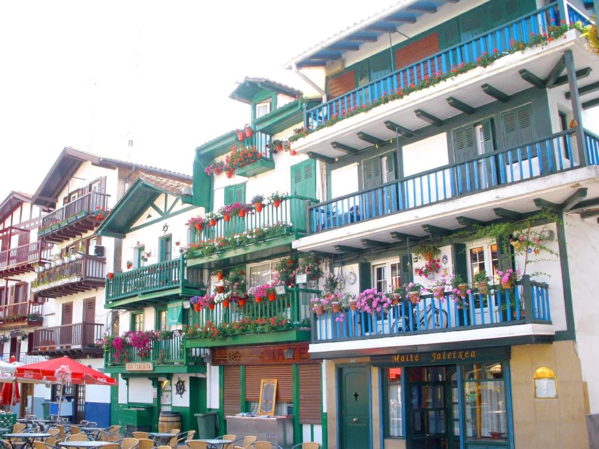 Fachadas con balcones de colores y flores en el barrio de la Marina de Hondarribia